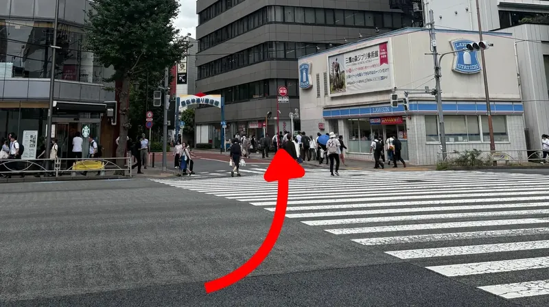 慶応仲通り商店街方面へ横断歩道を渡る様子