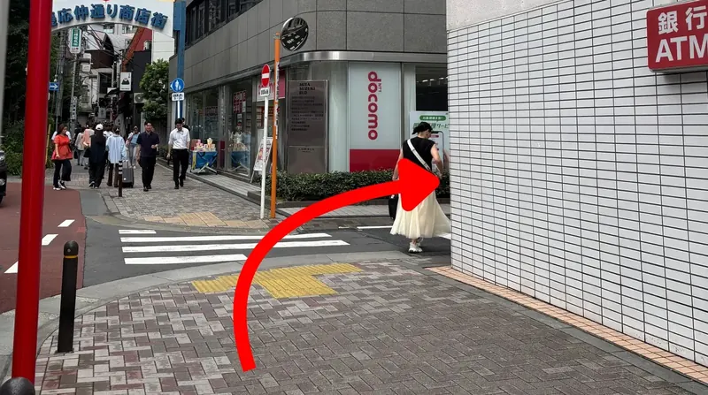 ドコモショップとローソンの間の道に入る様子