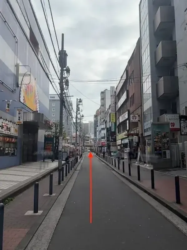 串カツ田中の曲がり角を右折する地点
